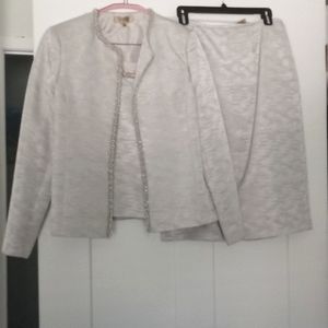 Women's kasper silver 3 PC suit /size 10 good condition